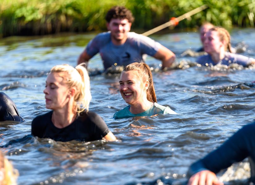 deelnemers in het water tijdens de 4 km run van strong viking