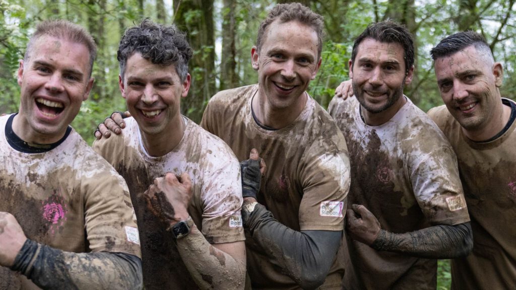 mannen die het pink ribbon shirt dragen tijdens strong viking