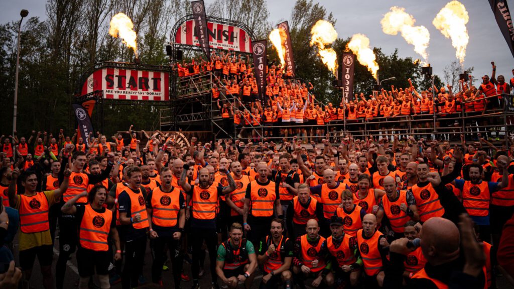 grote groep ultra viking deelnemers bij de finish van strong viking