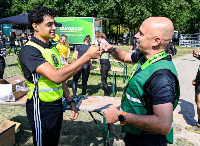crew member die iron viking deelnemer een boks geeft