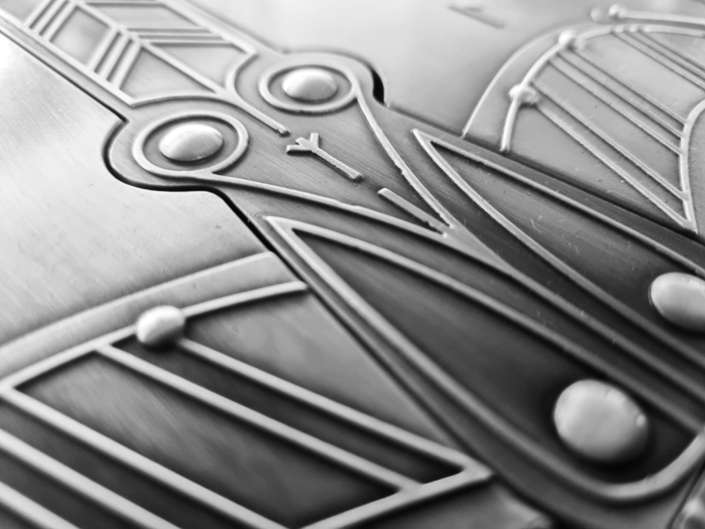 Close-up van de Gjermundbu Helmet in grijstinten.