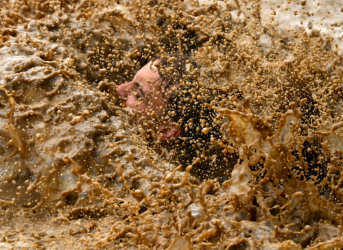 een persoon die net niet kopje onder gaat