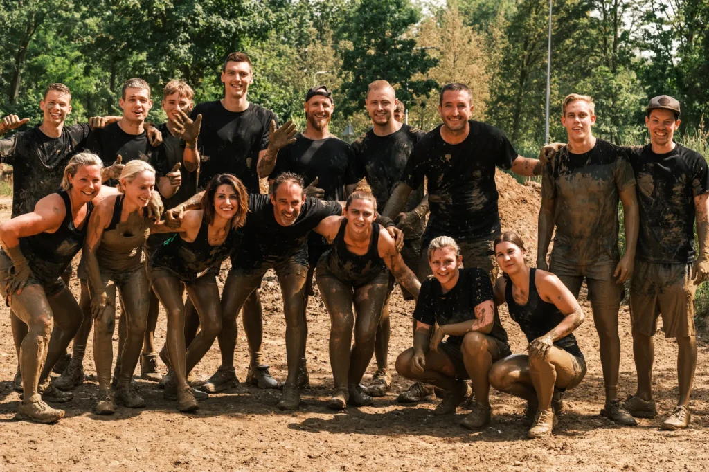 Het perfecte teamweekend organiseren bij strong viking. Op de foto zie je een groep tijdens een teamweekend activiteiten